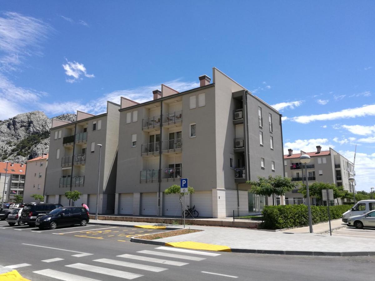 Green 'N Grey Omis Exterior photo