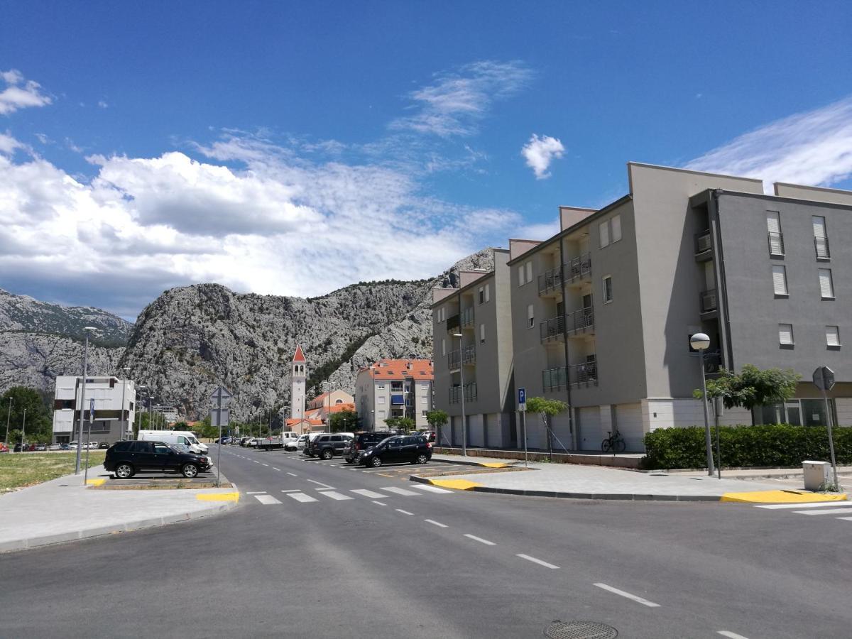 Green 'N Grey Omis Exterior photo