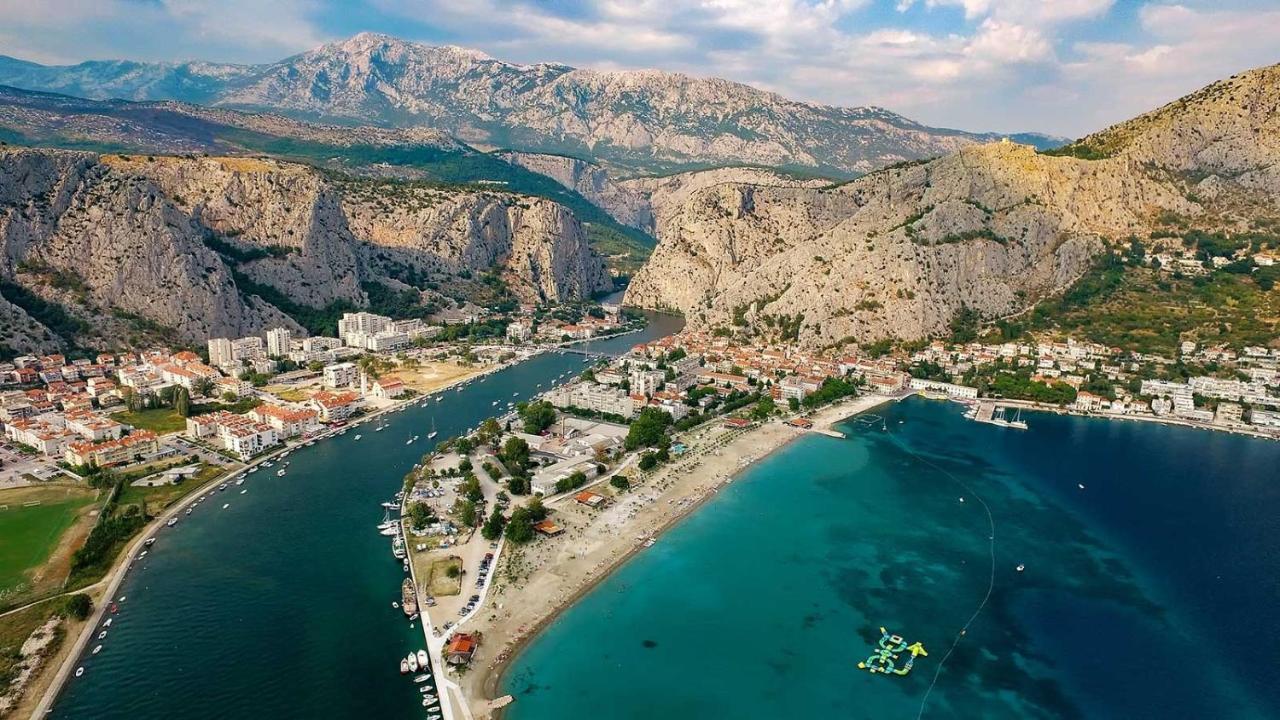 Green 'N Grey Omis Exterior photo